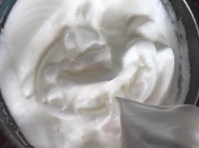 提起打蛋器，蛋白不滴落，有尖尖角即可
