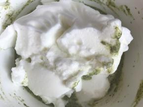 再把剩下的蛋白全部放入蛋糊中，翻拌

