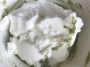 再把剩下的蛋白全部放入蛋糊中，翻拌

