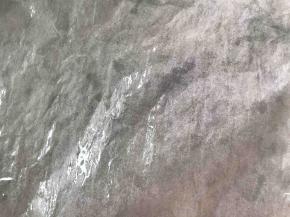  烤盘铺上油纸，刷一层薄薄的玉米油