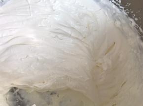 再用高档打发至干性蓬松