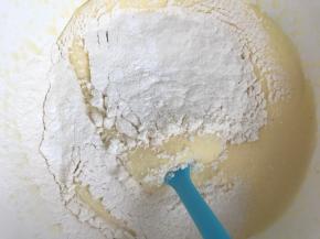 筛入低粉、淀粉，翻拌均匀，同时160度预热烤箱