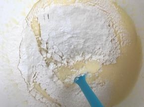 筛入低粉、淀粉，翻拌均匀，同时160度预热烤箱