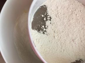 筛入低粉、淀粉和奶粉，翻拌均匀，不要搅拌和切拌，容易消泡