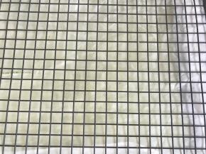 拿出，盖上一层油纸，再盖上凉网，翻过来拿去烤盘，自然冷却