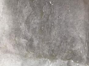 烤盘铺上油纸，刷上一层薄薄的油