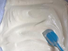 把拌好的蛋糊倒入烤盘中，抹平