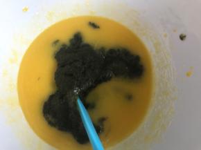 加入菠菜泥，翻拌均匀，同时160度预热烤箱