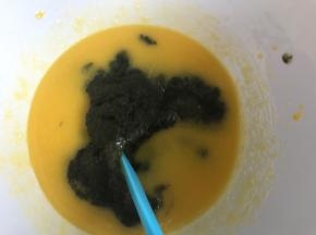 加入菠菜泥，翻拌均匀，同时160度预热烤箱