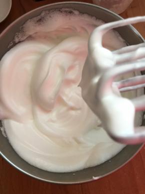 再高档打发至蓬松状态，提起打蛋器蛋白不滴落有尖尖角即可