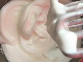 再高档打发至蓬松状态，提起打蛋器蛋白不滴落有尖尖角即可