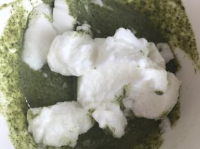 把蛋白的三分之一放入蛋糊中，翻拌均匀