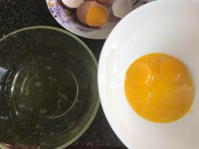蛋白和蛋黄分别装入两个，无水无油的容器中