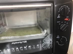 放入预热好的烤箱中层，160度烤20分钟