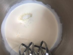 淡奶油里加入糖，启动打蛋器低档打至糖融化