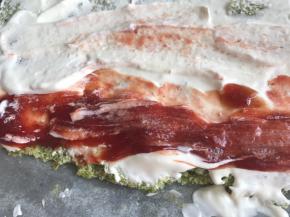 把蛋糕上的油纸拿去，抹上奶油，再一方放入杨梅酱