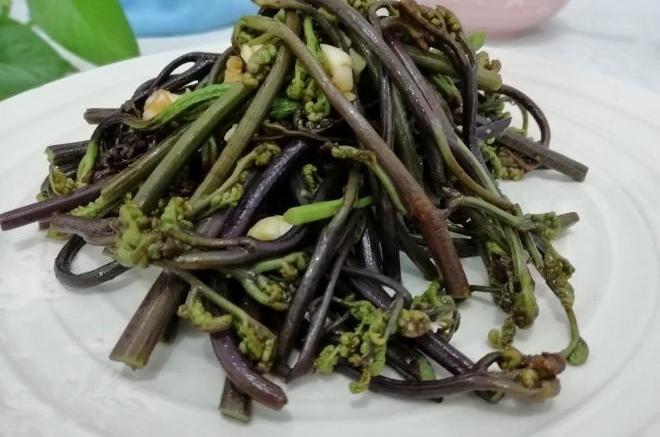 凉拌蕨菜