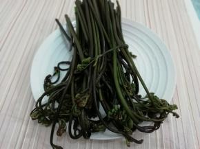 蕨菜去掉根部，用水浸泡一会儿，再洗干净