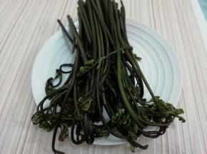 蕨菜去掉根部，用水浸泡一会儿，再洗干净