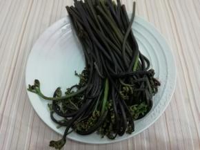 然后捞出沥干水分