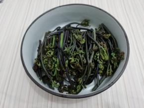 超好的蕨菜一切两半