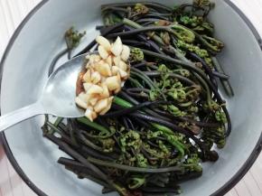 将调好的料，倒入蕨菜中拌均匀即可