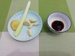 准备大蒜，姜片，大葱和蚝油