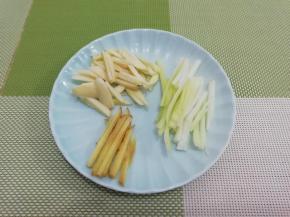 葱姜蒜切成丝