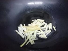 炒锅里放入油烧热后，把葱姜丝放入锅中炒香