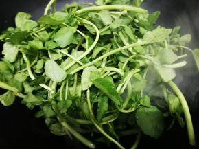 再把洗干净的西洋菜，放入锅中大火翻炒到西洋菜变色