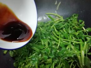 然后放入蚝油翻炒均匀即可