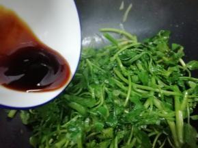 然后放入蚝油翻炒均匀即可