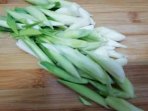 青蒜去皮去掉老的叶子，然后洗干净，切成滚刀