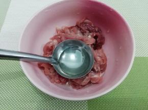 肉洗干净加入油