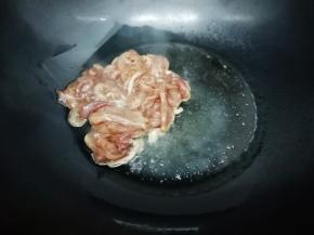 炒锅里放入适量的油烧热后，再把腌制好的肉丝放入锅中，炒到肉丝变色为止