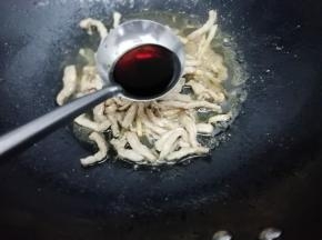 加入生抽翻炒均匀