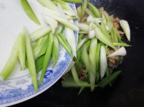 在倒入青蒜翻炒片刻