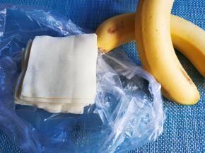 准备好香蕉和馄饨皮。