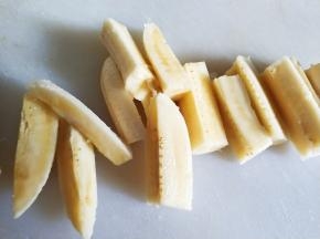 香蕉扒皮切段。