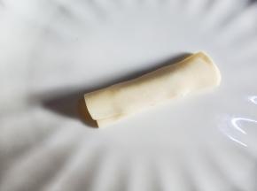 裹住香蕉，边缘用筷子蘸水封口。