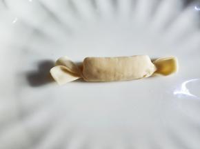 两端捏出糖果型状。