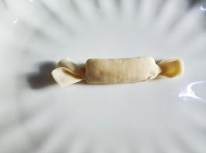 两端捏出糖果型状。