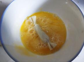 鸡蛋搅散，糖果放蛋液里蘸一下。