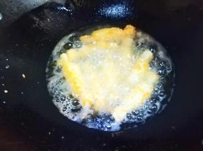 油烧热，放糖果小火慢炸。