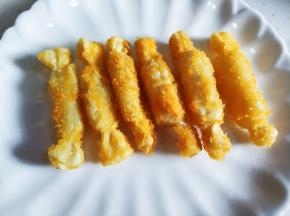 炸至金黄就可以控油捞出。