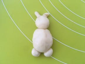 取两小块面团，搓成球，做小动作的腿