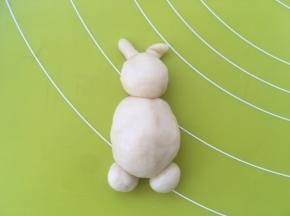 取两小块面团，搓成球，做小动作的腿