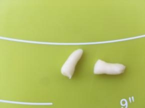 取一小份面团，搓成长条，之后对切开，做小动物的耳朵