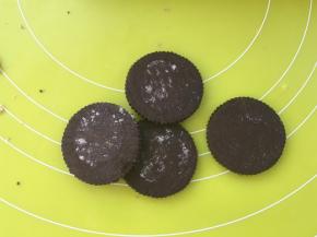 奥利奥饼干取点内馅，装入保鲜袋，用擀面杖压碎