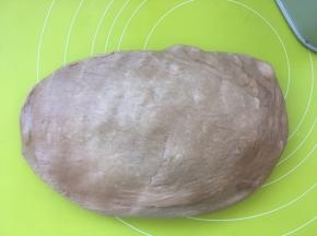 将面团取出，按压排气